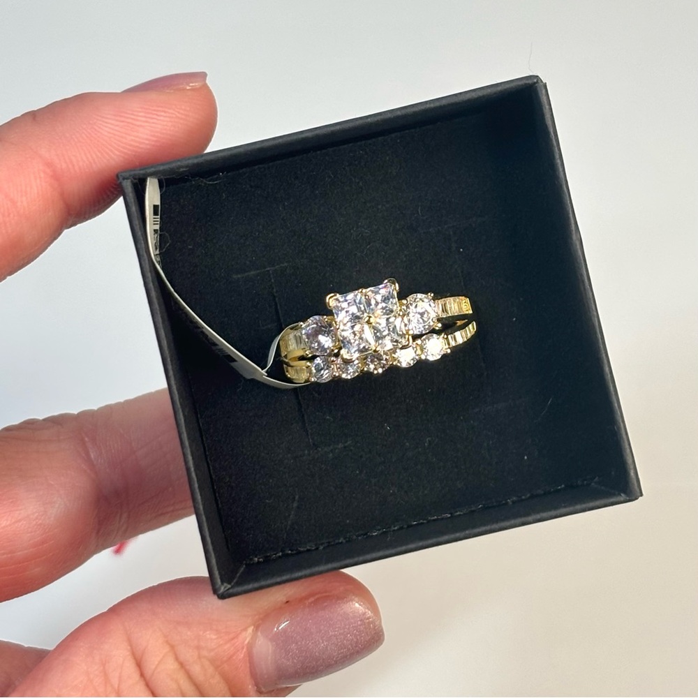 18k gold-plated sterling silver ring with sparkly CZ stones